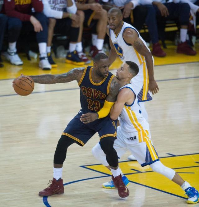 山东队完胜上海队，詹姆斯带队取胜