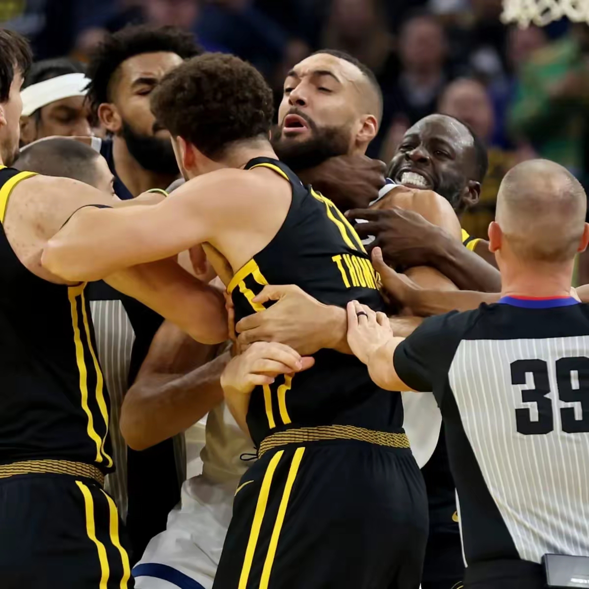 爱游戏APP-湖人碾压上海队，戈贝尔点燃赛场