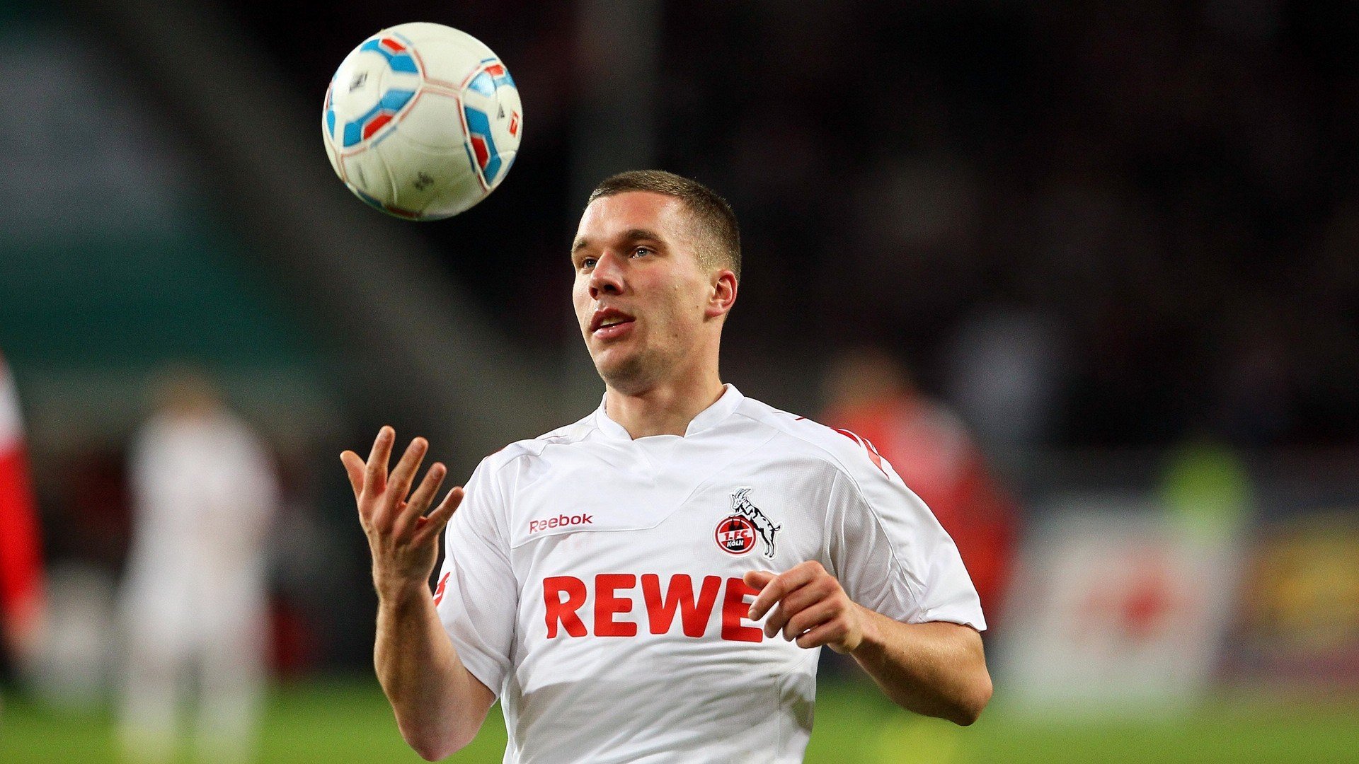 德甲争冠战之夜,恩比德连续得分拉开差距,体育叙事中的时间悖论